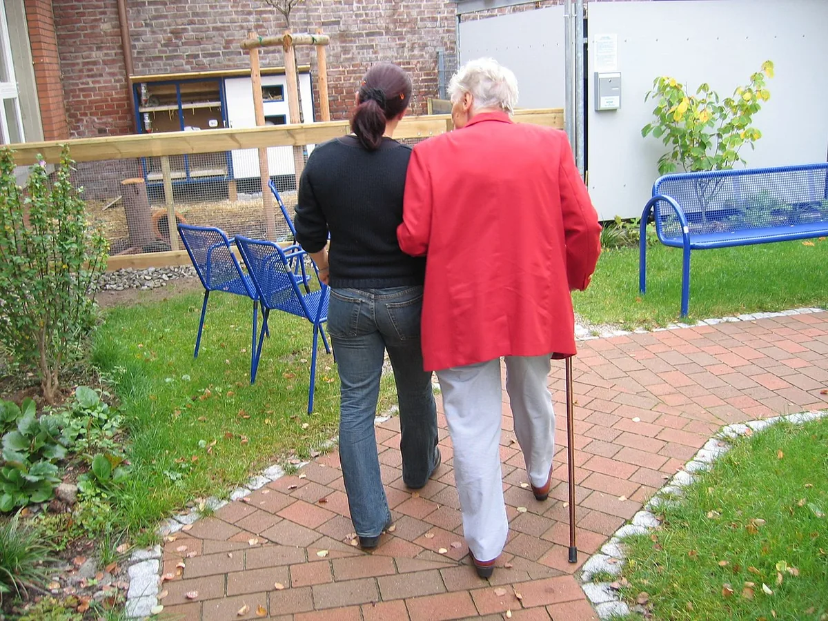 Seniorin bei einem Spaziergang – Pflege mit Herz bei Natura Pflegehilfsmittel